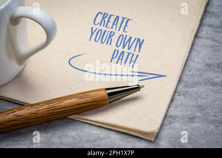 Erstellen Sie Ihr eigenes inspirierendes Zitat für den Weg – Handschrift auf einer Serviette, Karriere- und persönliches Entwicklungskonzept Stockfoto