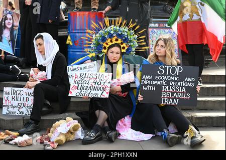 London, Großbritannien. Zwei Organisationen, Stage of Freedom und Women Fight 4UA, trafen sich bei einer Kundgebung im Piccadilly Circus und forderten Freiheit für den Iran und ein Ende der russischen Invasion in der Ukraine. Kredit: michael melia/Alamy Live News Stockfoto