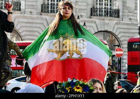 London, Großbritannien. Zwei Organisationen, Stage of Freedom und Women Fight 4UA, trafen sich bei einer Kundgebung im Piccadilly Circus und forderten Freiheit für den Iran und ein Ende der russischen Invasion in der Ukraine. Kredit: michael melia/Alamy Live News Stockfoto