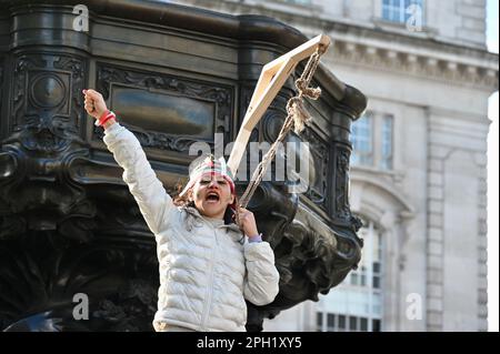 London, Großbritannien. Zwei Organisationen, Stage of Freedom und Women Fight 4UA, trafen sich bei einer Kundgebung im Piccadilly Circus und forderten Freiheit für den Iran und ein Ende der russischen Invasion in der Ukraine. Kredit: michael melia/Alamy Live News Stockfoto