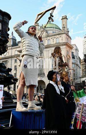 London, Großbritannien. Zwei Organisationen, Stage of Freedom und Women Fight 4UA, trafen sich bei einer Kundgebung im Piccadilly Circus und forderten Freiheit für den Iran und ein Ende der russischen Invasion in der Ukraine. Kredit: michael melia/Alamy Live News Stockfoto