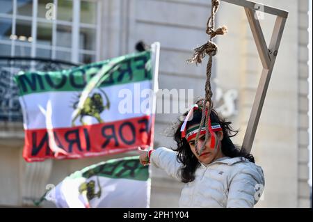 London, Großbritannien. Zwei Organisationen, Stage of Freedom und Women Fight 4UA, trafen sich bei einer Kundgebung im Piccadilly Circus und forderten Freiheit für den Iran und ein Ende der russischen Invasion in der Ukraine. Kredit: michael melia/Alamy Live News Stockfoto