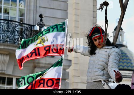 London, Großbritannien. Zwei Organisationen, Stage of Freedom und Women Fight 4UA, trafen sich bei einer Kundgebung im Piccadilly Circus und forderten Freiheit für den Iran und ein Ende der russischen Invasion in der Ukraine. Kredit: michael melia/Alamy Live News Stockfoto