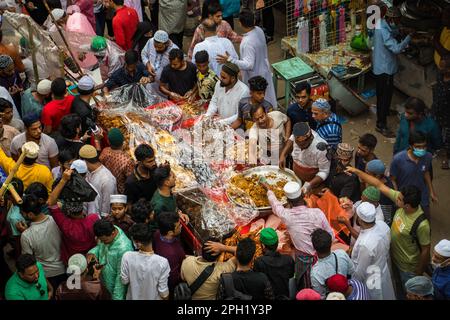 Bangladesch. 24. März 2023. Bangladesch Verkäufer verkaufen Iftars Artikel in Chawkbazar am ersten Tag des heiligen muslimischen Monats Ramadan. Jedes Jahr ist in der Altstadt von Dhaka ein traditioneller Iftar-Markt für fast 400 Jahre geöffnet. (Kreditbild: © Md Noor Hossain/Pacific Press via ZUMA Press Wire) NUR REDAKTIONELLE VERWENDUNG! Nicht für den kommerziellen GEBRAUCH! Stockfoto