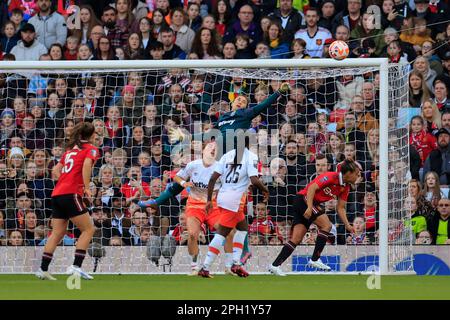 Mackenzie Arnold #1 von West Ham United spart beim FA Women's Super League-Spiel Manchester United Women vs West Ham United Women in Old Trafford, Manchester, Großbritannien, 25. März 2023 (Foto von Conor Molloy/News Images) Stockfoto