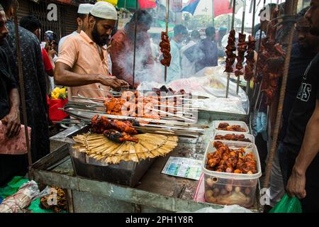 Bangladesch. 24. März 2023. Bangladesch Verkäufer verkaufen Iftars Artikel in Chawkbazar am ersten Tag des heiligen muslimischen Monats Ramadan. Jedes Jahr ist in der Altstadt von Dhaka ein traditioneller Iftar-Markt für fast 400 Jahre geöffnet. (Kreditbild: © Md Noor Hossain/Pacific Press via ZUMA Press Wire) NUR REDAKTIONELLE VERWENDUNG! Nicht für den kommerziellen GEBRAUCH! Stockfoto