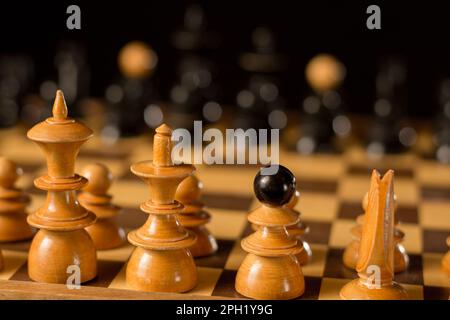 Retro-Schach und Schachbrett im Dunkeln. Stockfoto