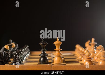 Retro-Schach und Schachbrett im Dunkeln. Stockfoto