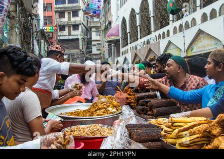 Bangladesch. 24. März 2023. Bangladesch Verkäufer verkaufen Iftars Artikel in Chawkbazar am ersten Tag des heiligen muslimischen Monats Ramadan. Jedes Jahr ist in der Altstadt von Dhaka ein traditioneller Iftar-Markt für fast 400 Jahre geöffnet. (Kreditbild: © Md Noor Hossain/Pacific Press via ZUMA Press Wire) NUR REDAKTIONELLE VERWENDUNG! Nicht für den kommerziellen GEBRAUCH! Stockfoto