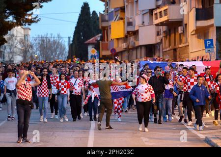 Split, Kroatien. 25. März 2023. SPLIT, KROATIEN - MÄRZ 25: Fans Kroatiens vor Beginn des UEFA-Wettkampfs DER EURO 2024-Qualifikationsrunde der Gruppe B zwischen Kroatien und Wales am 25. März 2023 im Stadion Poljud in Split, Kroatien. Foto: Miroslav Lelas/PIXSELL Credit: Pixsell/Alamy Live News Stockfoto