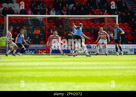 Eco - Power Stadium, Doncaster, England - 25. März 2023 Mitch Pinnock (11) von Northampton Town schießt und trifft beim Spiel Doncaster Rovers gegen Northampton Town, Sky Bet League Two, 2022/0 23, Eco - Power Stadium, Doncaster, England - 1 25. März 2023 Guthaben: Arthur Haigh/WhiteRosePhotos/Alamy Live News Stockfoto