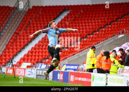 Eco - Power Stadium, Doncaster, England - 25. März 2023 Sam Hoskins (7) of Northampton Town feiert dort nach dem Frühling 2. Tor - während des Spiels Doncaster Rovers gegen Northampton Town, Sky Bet League Two, 2022/23, Eco - Power Stadium, Doncaster, England - 25. März 2023 Guthaben: Arthur Haigh/WhiteRosePhotos/Alamy Live News Stockfoto