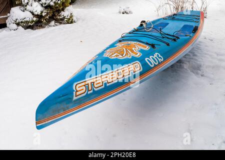 Fort Collins, CO, USA - 25. März 2023: Gut gebrauchtes Stand-up-Paddleboard von Steuerboard für Langstreckenrennen und Touren in einem Backyard CO Stockfoto