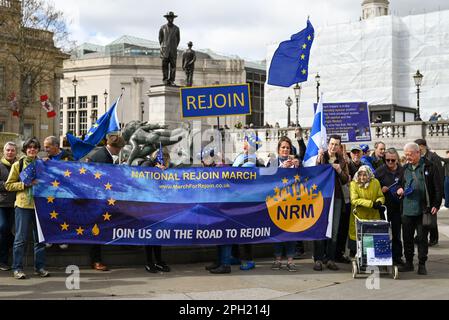 London, Großbritannien. 25. März 2023. Aktivisten halten während der Demonstration europäische Flaggen und ein Banner. Die Demonstration zur nationalen Wiedereingliederung im März (NRM) fand im Zentrum von London statt. NRM ist eine direkte Kampagnengruppe, die das Vereinigte Königreich dazu bringen soll, wieder der EU beizutreten. Kredit: SOPA Images Limited/Alamy Live News Stockfoto