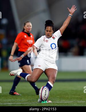 Englands Lagi Tuima wird beim TikTok Women's Six Nations Match im Kingston Park, Newcastle-upon-Tyne, konvertiert. Foto: Samstag, 25. März 2023. Stockfoto