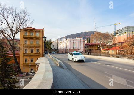 Tiflis, Georgien - 18. Februar 2023: Architektur des alten Tiflis. Trockene Brücke. Reisen Stockfoto