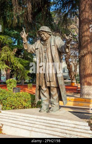 Tiflis, Georgien - 18. Februar 2023: Denkmal von Ramaz Chkhikvadse in Tiflis. Parken Stockfoto