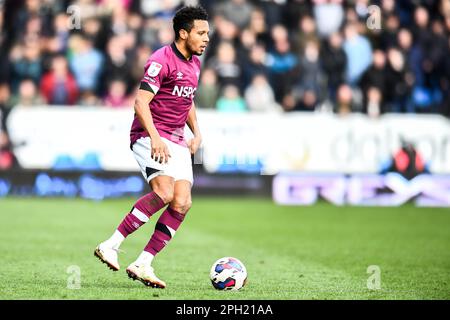 Peterborough, Großbritannien. 25. März 2023. Korey Smith (12 Derby) kontrolliert den Ball während des Spiels der Sky Bet League 1 zwischen Peterborough und Derby County in der London Road, Peterborough, am Samstag, den 25. März 2023. (Foto: Kevin Hodgson | MI News) Guthaben: MI News & Sport /Alamy Live News Stockfoto