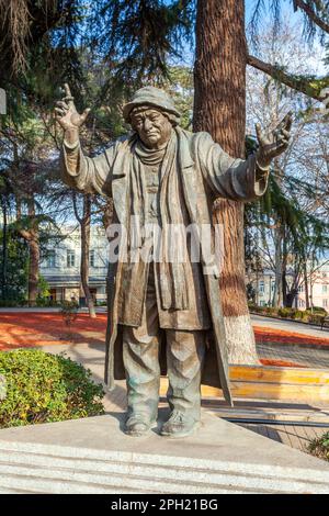 Tiflis, Georgien - 18. Februar 2023: Denkmal von Ramaz Chkhikvadse in Tiflis. Parken Stockfoto