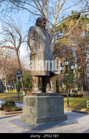 Tiflis, Georgien - 18. Februar 2023: Denkmal von Giorgi Leonidze in Tiflis. Parken Stockfoto