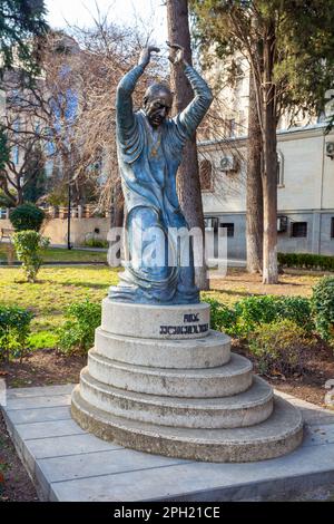 Tiflis, Georgien - 18. Februar 2023: Denkmal von Giorgi Leonidze in Tiflis. Parken Stockfoto