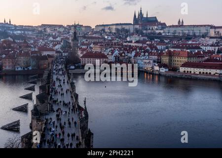 Blick auf die Prager Burg und die Karlsbrücke in Prag, Tschechische Republik Stockfoto