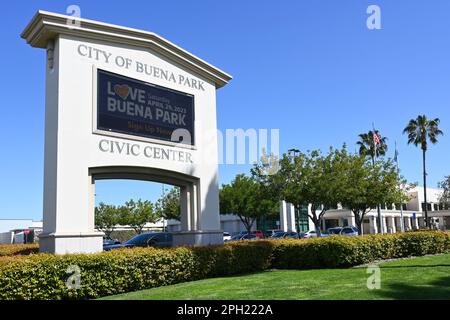 BUENA PARK, KALIFORNIEN - 24. MÄRZ 2023: Elektronisches Schild „City of Buena Park Civic Center“ am Eingang zum Beach Boulevard. Stockfoto