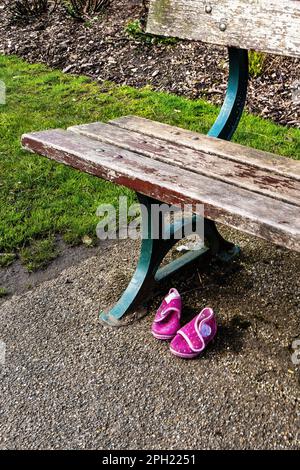 Verlorene Kinderschuhe, in einem Stadtpark, verlassenes Konzept Stockfoto