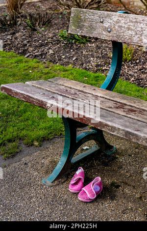 Verlorene Kinderschuhe, in einem Stadtpark, verlassenes Konzept Stockfoto