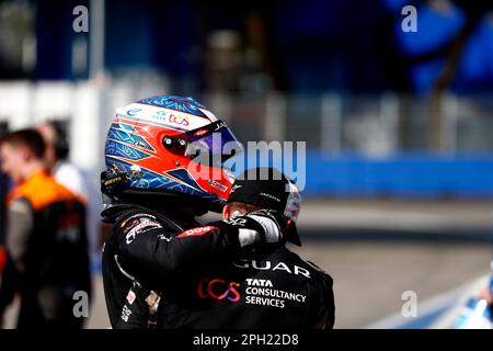 Sao Paulo, Brasilien. 25. März 2023. 3/25/2023 – Mitch Evans, Jaguar TCS Racing, 1. Platz, feiert Parc Ferme mit Sam Bird, Jaguar TCS Racing, 3. Platz während der Formel E-Runde 6 – Sao Paulo E-Prix in Sao Paulo, Brasilien. (Foto: Sam Bloxham/Motorsport Images/Sipa USA) Guthaben: SIPA USA/Alamy Live News Stockfoto