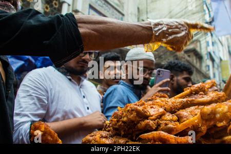 Bangladesch. 24. März 2023. Bangladesch Verkäufer verkaufen Iftars Artikel in Chawkbazar am ersten Tag des heiligen muslimischen Monats Ramadan. Jedes Jahr ist in der Altstadt von Dhaka ein traditioneller Iftar-Markt für fast 400 Jahre geöffnet. (Kreditbild: © Md Noor Hossain/Pacific Press via ZUMA Press Wire) NUR REDAKTIONELLE VERWENDUNG! Nicht für den kommerziellen GEBRAUCH! Stockfoto