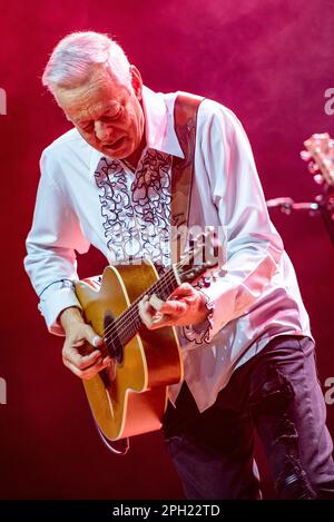 19. März 2023: Tommy Emmanuel tritt im Teatro Dal Verme in Mailand auf Stockfoto