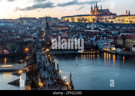 Blick auf die Prager Burg und die Karlsbrücke in Prag, Tschechische Republik Stockfoto