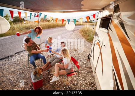 Blick aus der Vogelperspektive auf eine Gruppe von Freunden, die an einem wunderschönen sonnigen Tag in der Natur eine schöne Zeit im Camp haben. Freundschaft, Natur, Camping Stockfoto