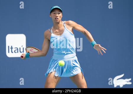 Miami Gardens, Florida, USA. 22. März 2023. März 25 - Miami Gardens: Qinwen Zheng von ChinaIn Action hier spielt Liudmila Samsonova während der dritten Runde der Miami Open 2023 von Itau. (Kreditbild: © Andrew Patron/ZUMA Press Wire) NUR REDAKTIONELLE VERWENDUNG! Nicht für den kommerziellen GEBRAUCH! Stockfoto