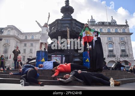 London, Großbritannien. 25. März 2023 Iranische und ukrainische Frauen organisierten einen gemeinsamen Protest im Piccadilly Circus und forderten Freiheit im Iran und ein Ende der russischen Angriffe in der Ukraine. Stockfoto