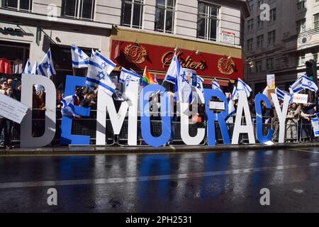 London, Großbritannien. 24. März 2023 Während der israelische Premierminister Großbritannien besuchte, inszenierten vor dem Savoy Hotel on the Strand Massen britischer Israelis einen Protest gegen Benjamin Netanjahu. Stockfoto