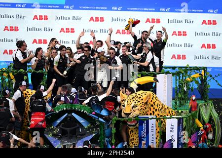 Sao Paulo, Brasilien. 25. März 2023. 3/25/2023 – Mitch Evans, Jaguar TCS Racing, 1. Positionen, Sam Bird, Jaguar TCS Racing, 3. Platz, während der Formel-E-Runde 6 - Sao Paulo E-Prix in Sao Paulo, Brasilien. (Foto: Simon Galloway/Motorsport Images/Sipa USA) Guthaben: SIPA USA/Alamy Live News Stockfoto