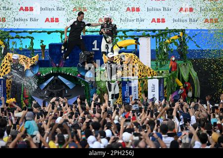 Sao Paulo, Brasilien. 25. März 2023. 3/25/2023 - Mitch Evans, Jaguar TCS Racing, 1. Positionen, Nick Cassidy, envision Racing, 2. Position, Sam Bird, Jaguar TCS Racing, 3. Position, während der Formel E Runde 6 – Sao Paulo E-Prix in Sao Paulo, Brasilien. (Foto: Simon Galloway/Motorsport Images/Sipa USA) Guthaben: SIPA USA/Alamy Live News Stockfoto