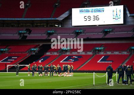 Ukrainische Spieler und Mitarbeiter auf dem Spielfeld während eines Trainings im Wembley Stadium, London. Foto: Samstag, 25. März 2023. Stockfoto