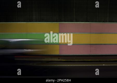 Bedecken Sie die Wand eines Tunnels mit einem vorbeifahrenden Auto Stockfoto