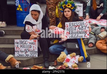 London, England, Großbritannien. 25. März 2023. Iranische und ukrainische Frauen organisierten einen gemeinsamen Protest im Piccadilly Circus und forderten Freiheit im Iran und ein Ende der russischen Angriffe in der Ukraine. (Kreditbild: © Vuk Valcic/ZUMA Press Wire) NUR REDAKTIONELLE VERWENDUNG! Nicht für den kommerziellen GEBRAUCH! Stockfoto