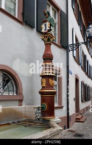 BASEL, SCHWEIZ - 27. FEBRUAR 2023: Kunstvoller Brunnen in der Altstadt Stockfoto