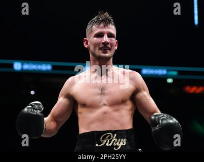 Rhys Edwards feiert den Sieg im Superfederspiel in der AO Arena, Manchester. Foto: Samstag, 25. März 2023. Stockfoto