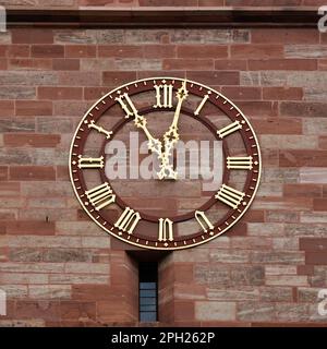 BASEL, SCHWEIZ - 27. FEBRUAR 2023: Nahaufnahme der öffentlichen Uhr im Basler Münster Stockfoto