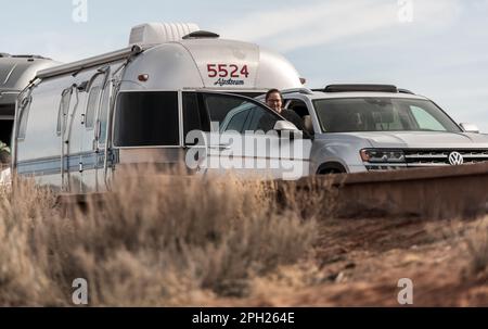 Der klassische und legendäre Airstream mit seiner unverwechselbaren Aluminiumkonstruktion und einzigartigen Form. Stockfoto