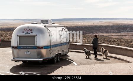 Der klassische und legendäre Airstream mit seiner unverwechselbaren Aluminiumkonstruktion und einzigartigen Form. Stockfoto