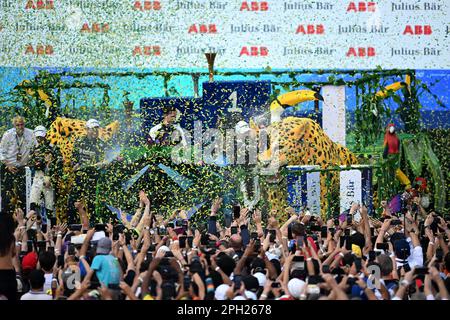Sao Paulo, Brasilien. 25. März 2023. 3/25/2023 – Mitch Evans, Jaguar TCS Racing, 1. Positionen, Sam Bird, Jaguar TCS Racing, 2. Position, Nick Cassidy, envision Racing, 3. Position, James Barclay, Teamleiter des Jaguar TCS Racing Podiums während der Formel-E-Runde 6 – Sao Paulo E-Prix in Sao Paulo, Brasilien. (Foto: Simon Galloway/Motorsport Images/Sipa USA) Guthaben: SIPA USA/Alamy Live News Stockfoto