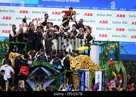 Sao Paulo, Brasilien. 25. März 2023. 3/25/2023 – Mitch Evans, Jaguar TCS Racing, 1. Positionen, Sam Bird, Jaguar TCS Racing, 2.-Position, Teamfeier während der Formel-E-Runde 6 – Sao Paulo E-Prix in Sao Paulo, Brasilien. (Foto: Simon Galloway/Motorsport Images/Sipa USA) Guthaben: SIPA USA/Alamy Live News Stockfoto