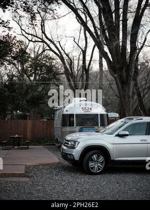 Der klassische und legendäre Airstream mit seiner unverwechselbaren Aluminiumkonstruktion und einzigartigen Form. Stockfoto